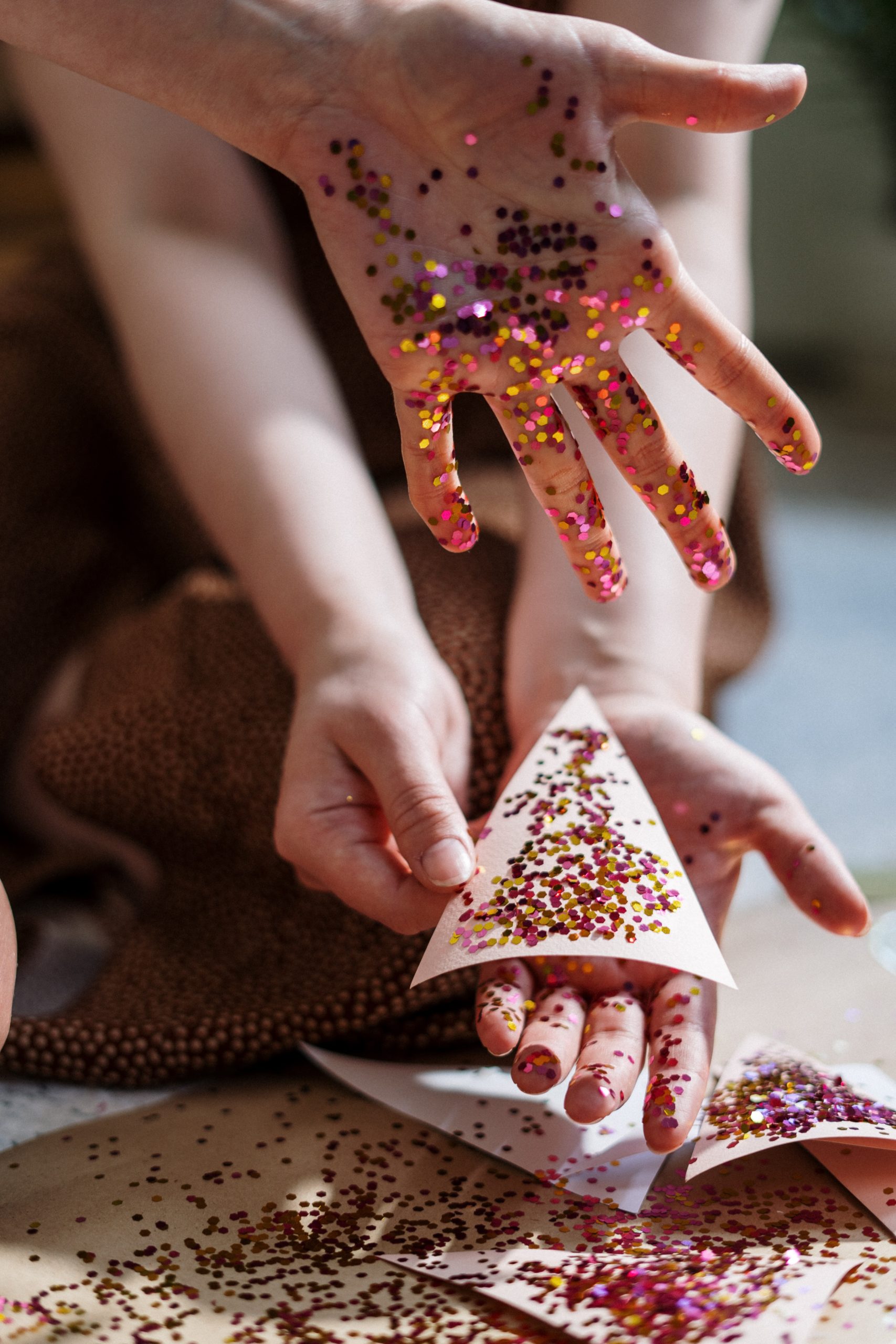 pexels-cottonbro-studio-4690312-Foto von cottonbro studio httpswww.pexels.comde-defotohande-palmen-kreativitat-karneval-4690312