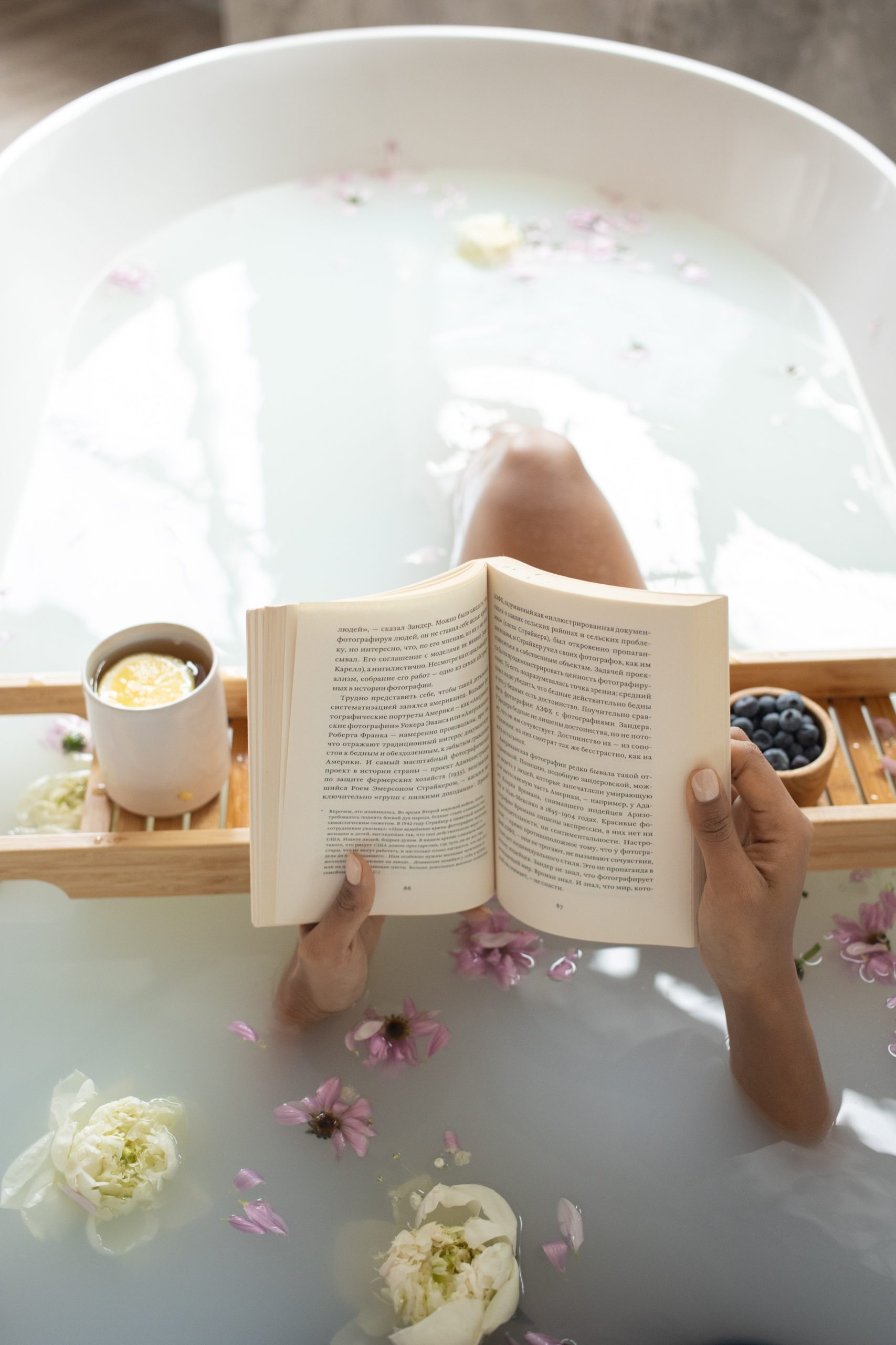 pexels-monstera-6621227-Foto von Monstera httpswww.pexels.comde-defotofrau-hand-becher-wasser-6621227